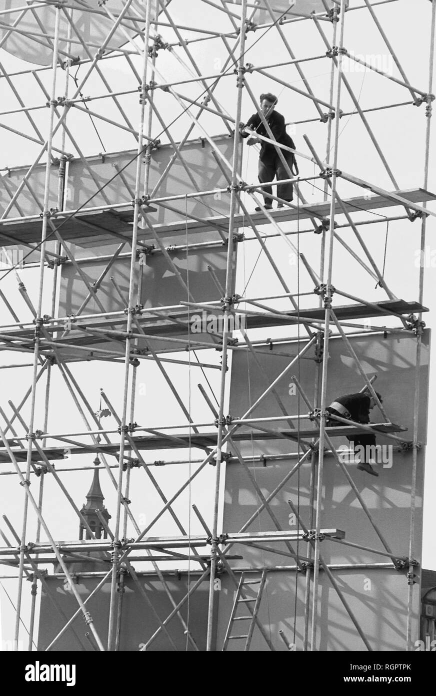 Propaganda, Gerüste für die Befestigung eines Slogans, 1959, Leipzig, Sachsen, DDR, Deutschland Stockfoto