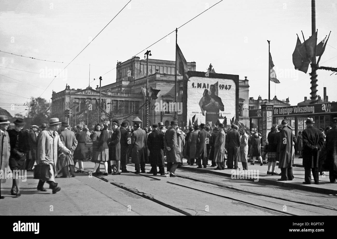 Demonstration für den 1. Mai 1947, Karl-Marx-Platz heute Agustusplatz, Leipzig, Sachsen, DDR, Deutschland Stockfoto