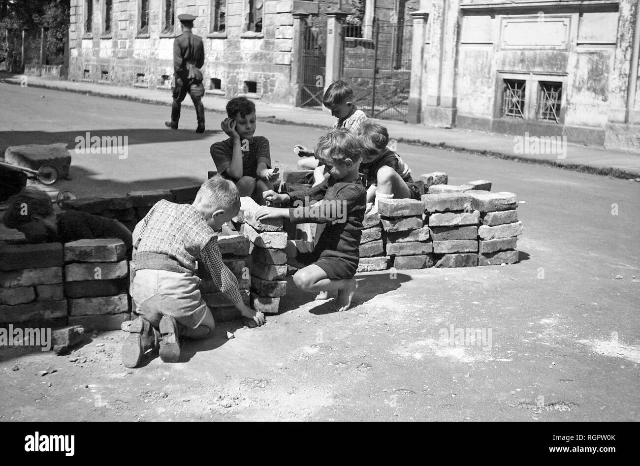 Schmutz Ziegel als Spielzeug, 1947, Leipzig, Sachsen, DDR, Deutschland Stockfoto