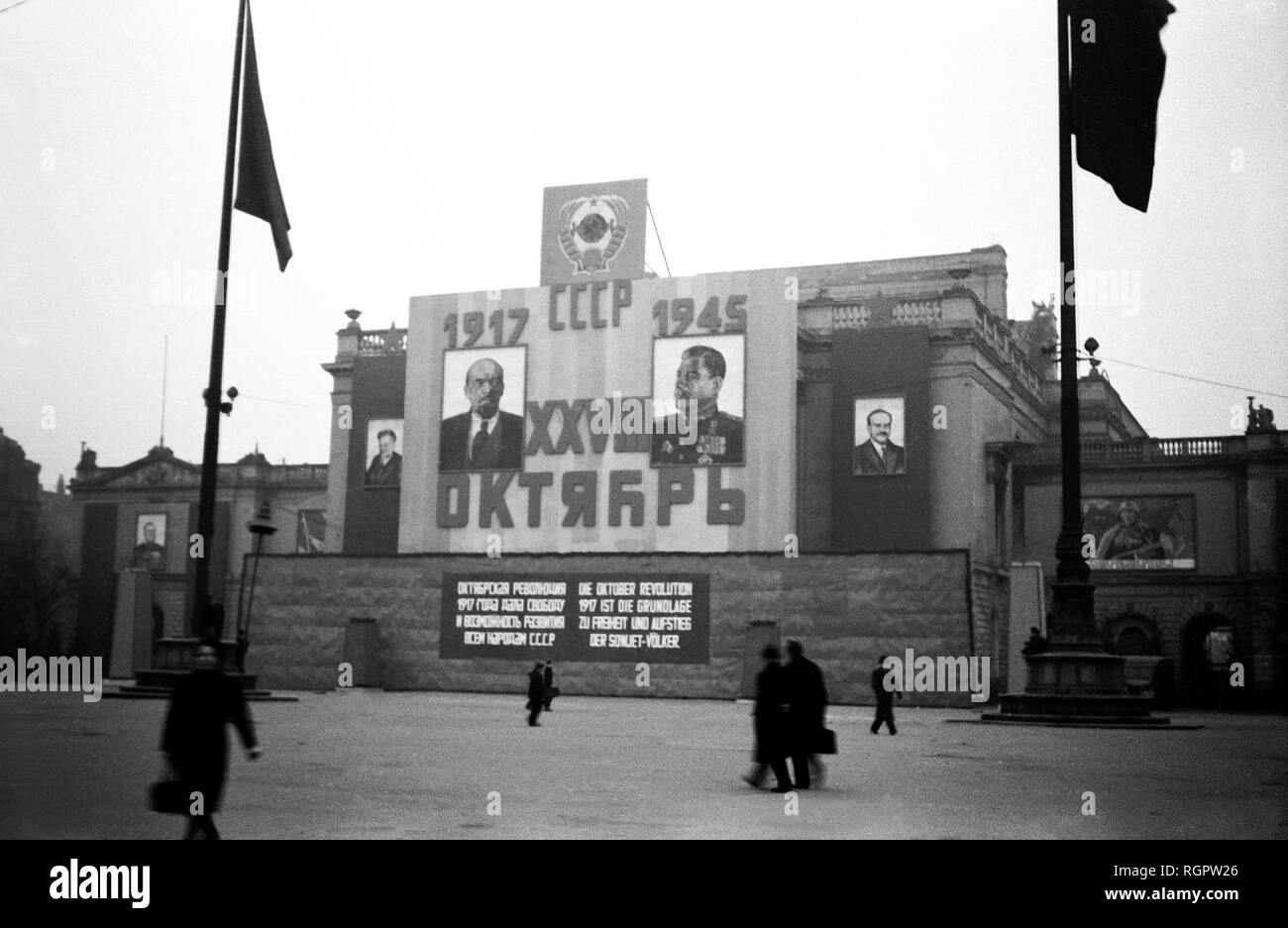Lenin und Stalin, Propaganda an der Ruine der Neuen Theater, 1945, Leipzig, Sachsen, DDR, Deutschland Stockfoto