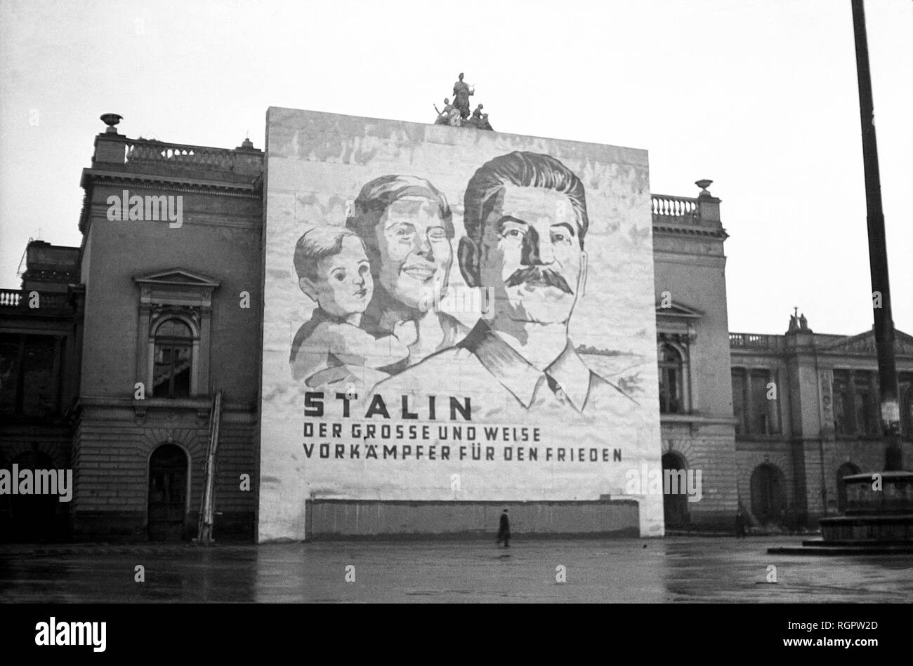 Propaganda, Banner mit Stalin in den Ruinen des Neuen Theaters, 1950, Leipzig, Sachsen, DDR, Deutschland Stockfoto