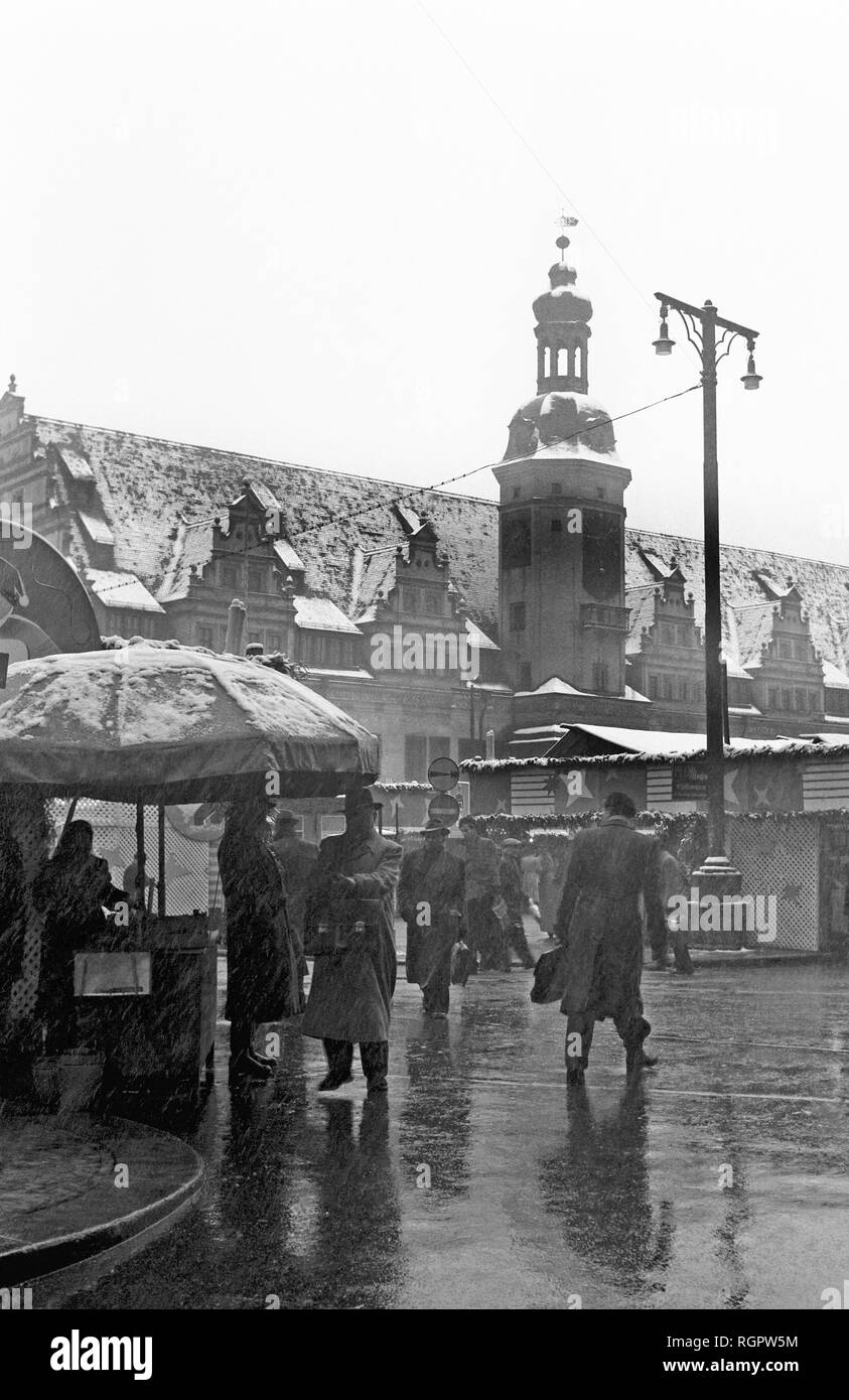 Weihnachtsmarkt, 1956, Market Place, Leipzig, Sachsen, DDR, Deutschland Stockfoto