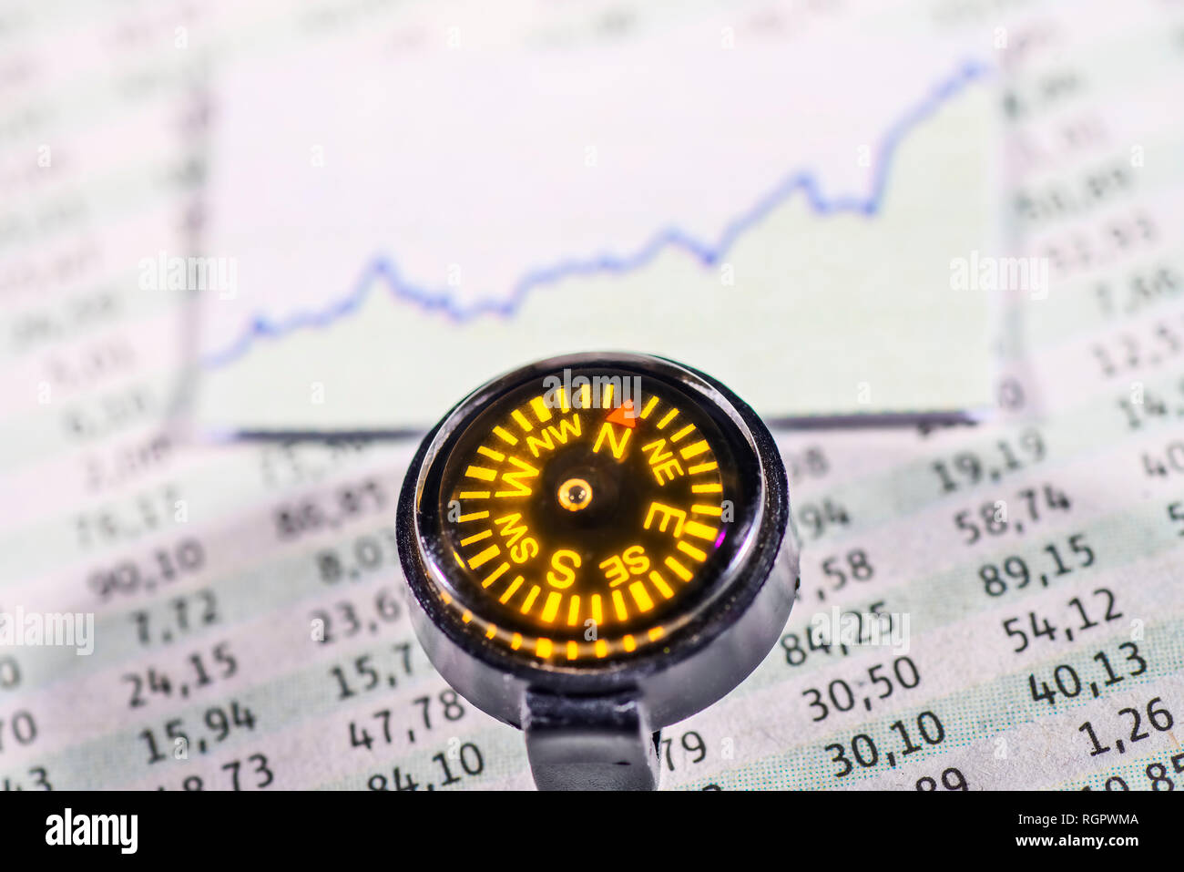 Nadel eines Kompasses weist auf die steigenden Kurve der Kurs einer Aktie Stockfoto