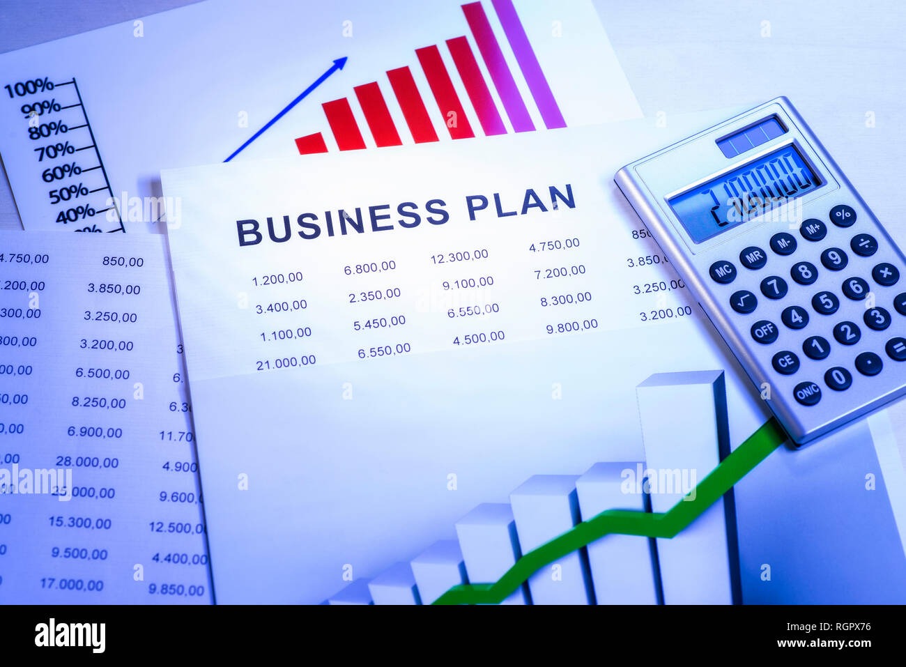 Business Plan mit Tabellen, Diagrammen und Taschenrechner. Stockfoto
