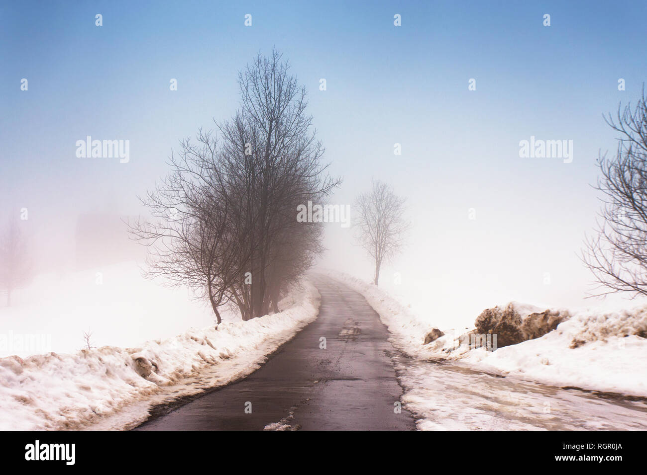 Schmelzender Schnee auf dem Berg Landstraße in den Karpaten. Wettervorhersage für frühen Frühling. Schwieriger Weg. Der frühe Frühling im gemäßigten Klima. Feder kom Stockfoto