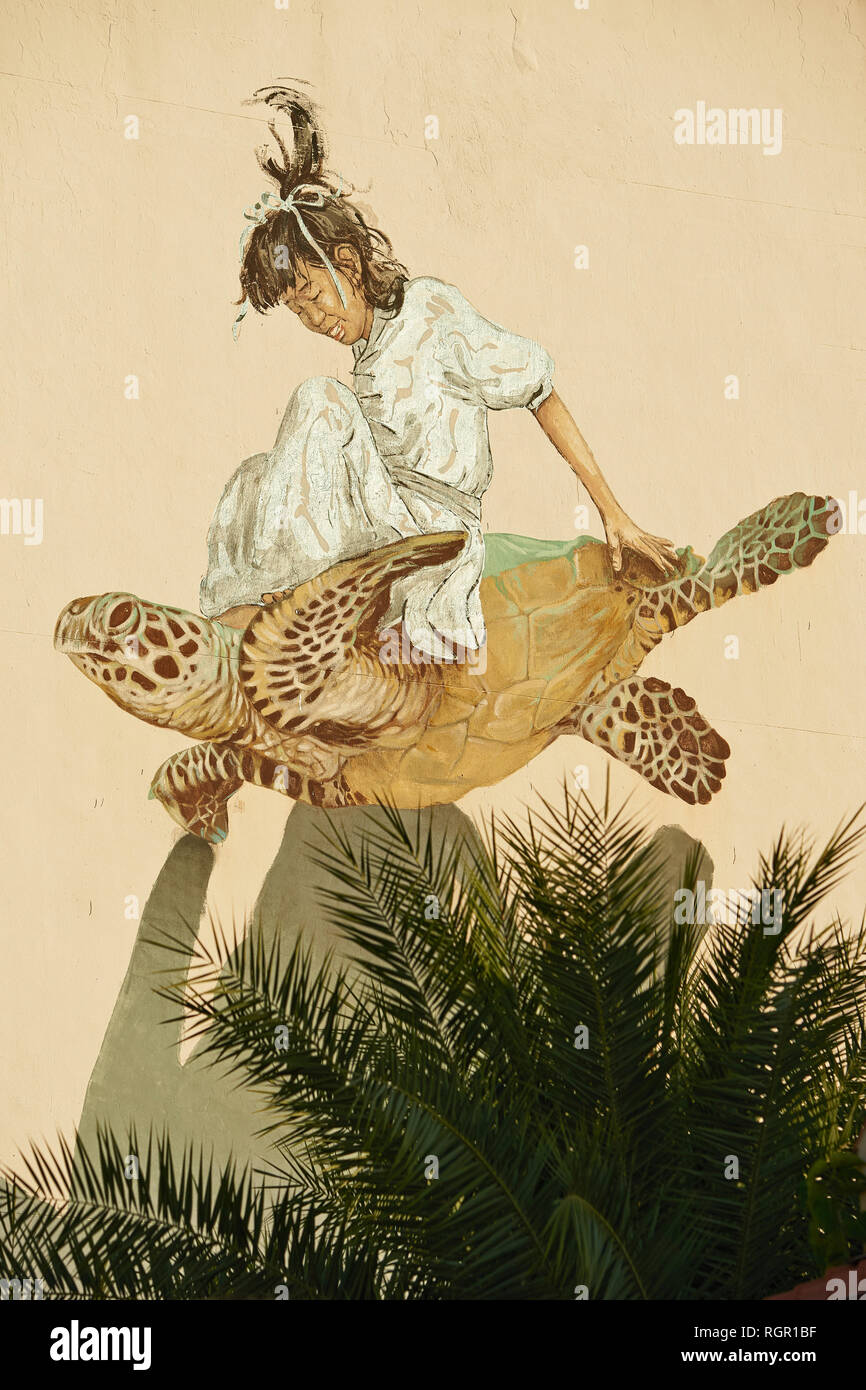 Kollaborative Kunstwerke zwischen street artists Ernest Zacharevic und Martin Ron. Die Wandgemälde, ein Mädchen sitzen eine Schildkröte in Georgetown, Penang, Stockfoto
