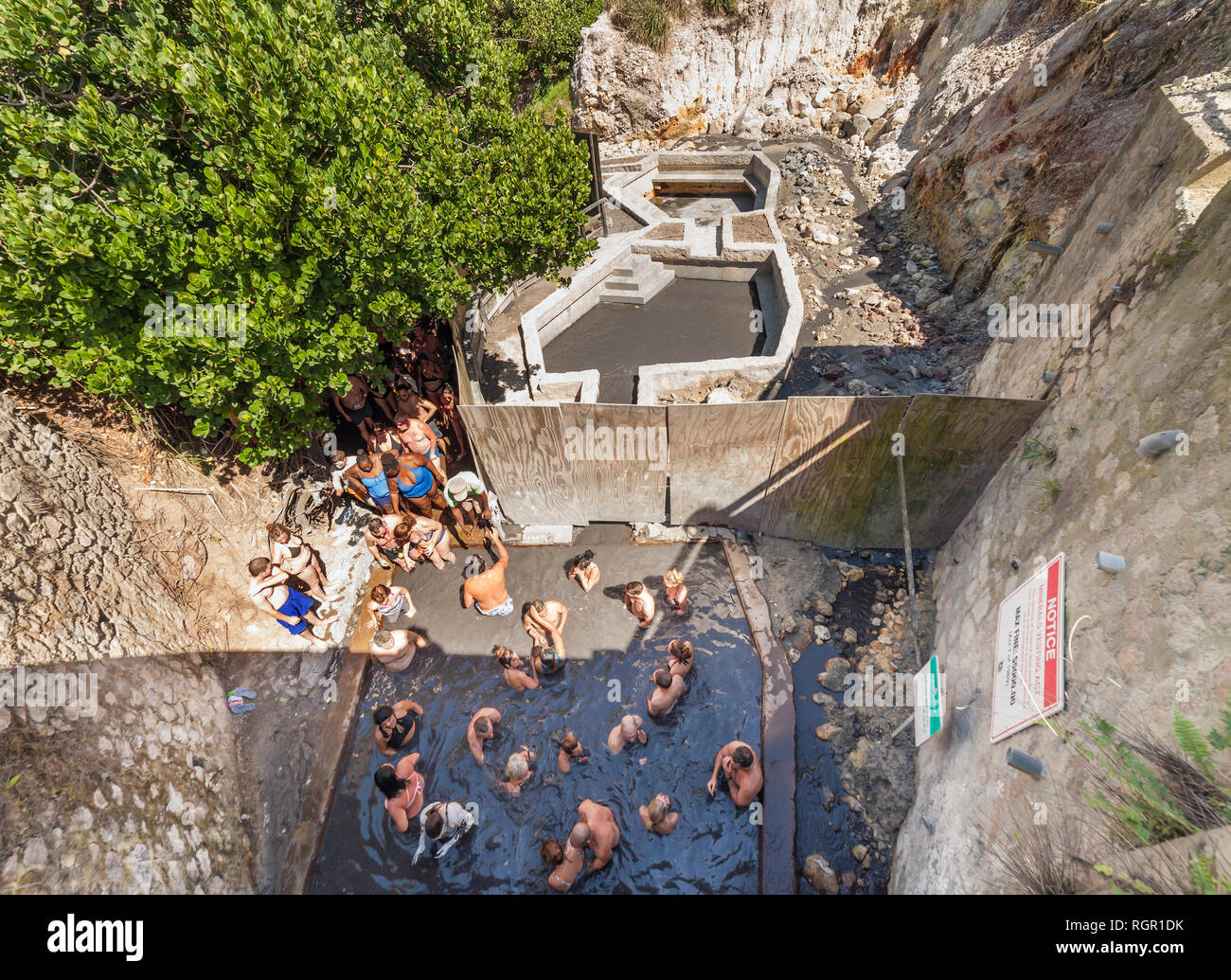Touristen genießen die Sulphur Springs, vulkanische Schlammbäder, Soufriere, St. Lucia. Stockfoto