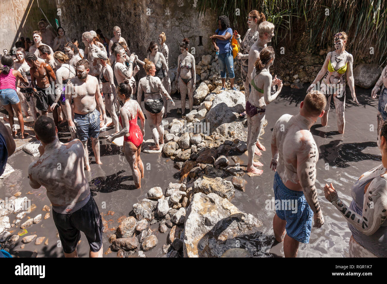 Touristen genießen die Sulphur Springs, vulkanische Schlammbäder, Soufriere, St. Lucia. Stockfoto