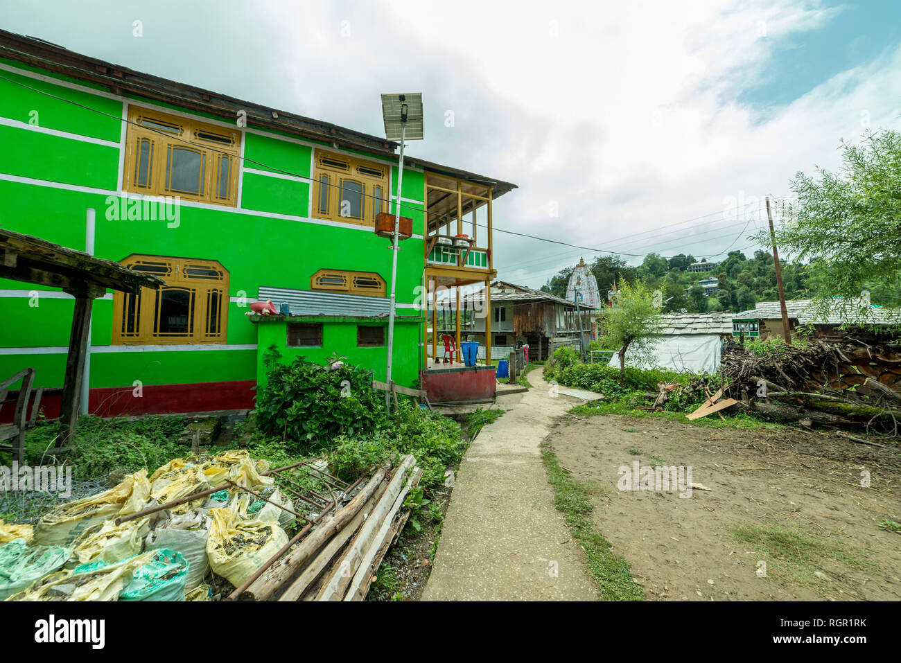 Foto des ländlichen Lebens im Himalaya - ein himachali traditionelles Haus in sainj Valley in der Vorderseite des Himalaya. Stockfoto