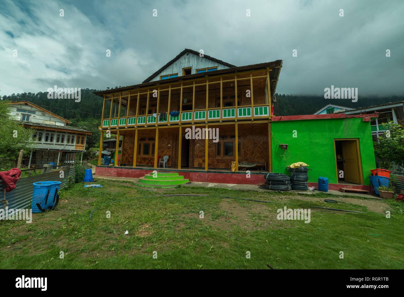 Kullu, Himachal Pradesh, Indien - 05. August 2018: Foto des ländlichen Lebens im Himalaya - ein himachali traditionelles Haus in sainj Valley vor himala Stockfoto