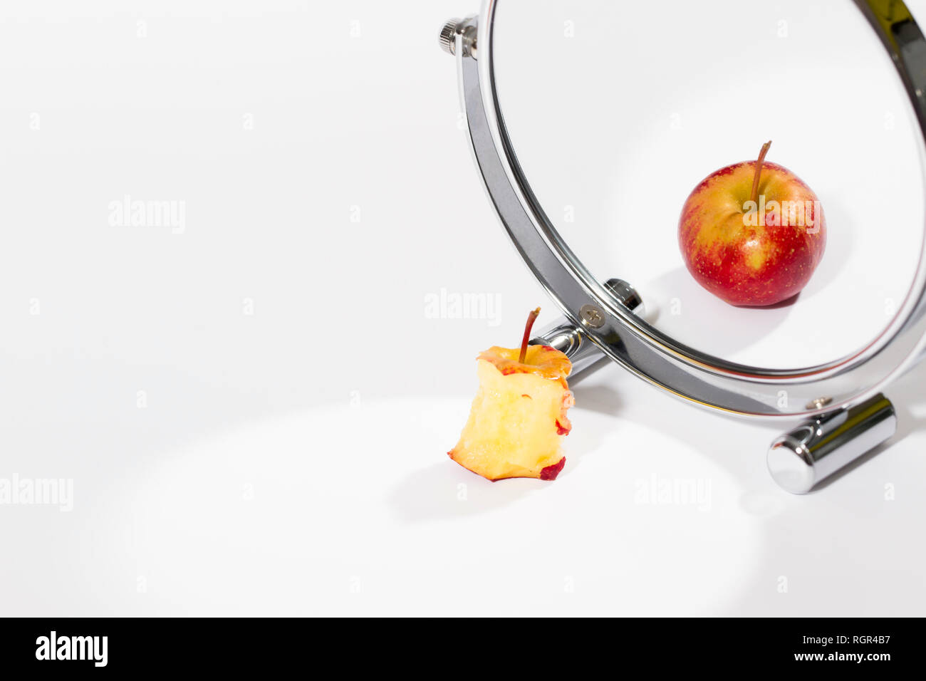 Apfel im Spiegel und Apfelkern in Wirklichkeit, Wünsche und Ziele Stockfoto