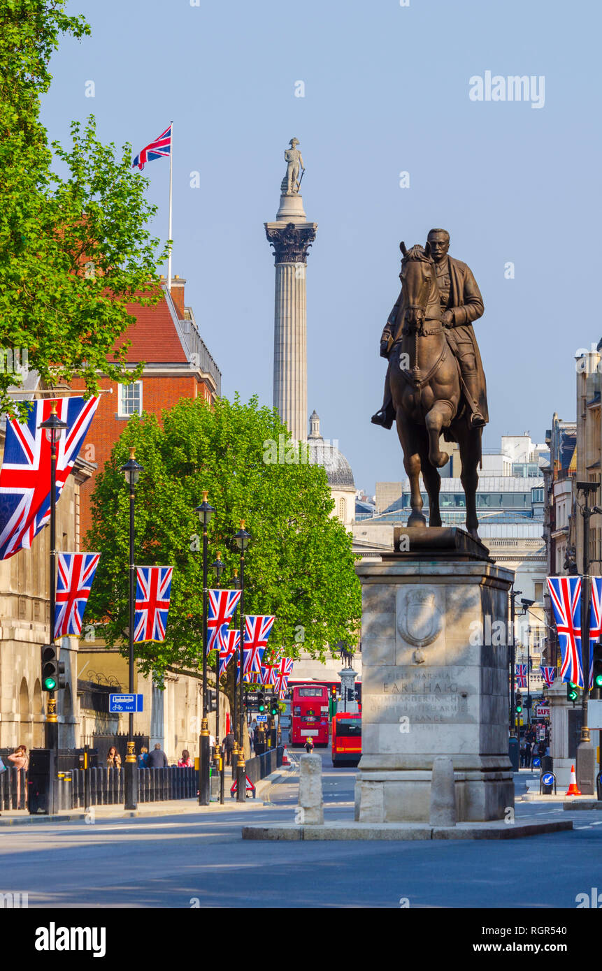 Großbritannien, England, London, Whitehall und Nelson's Column auf dem Trafalgar Square, Union Jack Flags Stockfoto