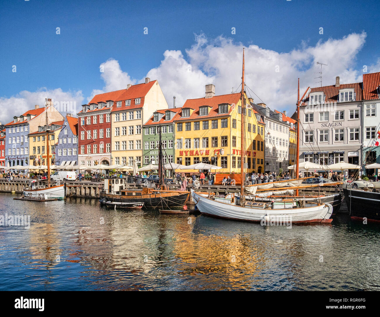 23. September 2018: Kopenhagen, Dänemark - der Uferpromenade am Nyhavn, früher ein Hafen und jetzt ein Touristen- und Freizeitbereich mit historischen... Stockfoto
