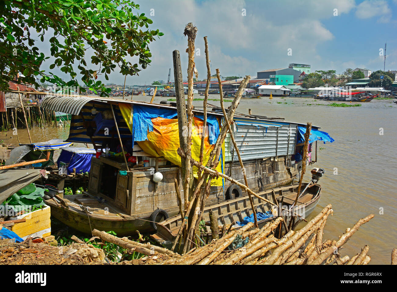 Can Tho, Vietnam - 30. Dezember 2017. Ein Haus in Can Tho vertäut. Die letzten Boote des Tages am Können schwimmenden Markt Tho kann hinter gesehen werden. Stockfoto