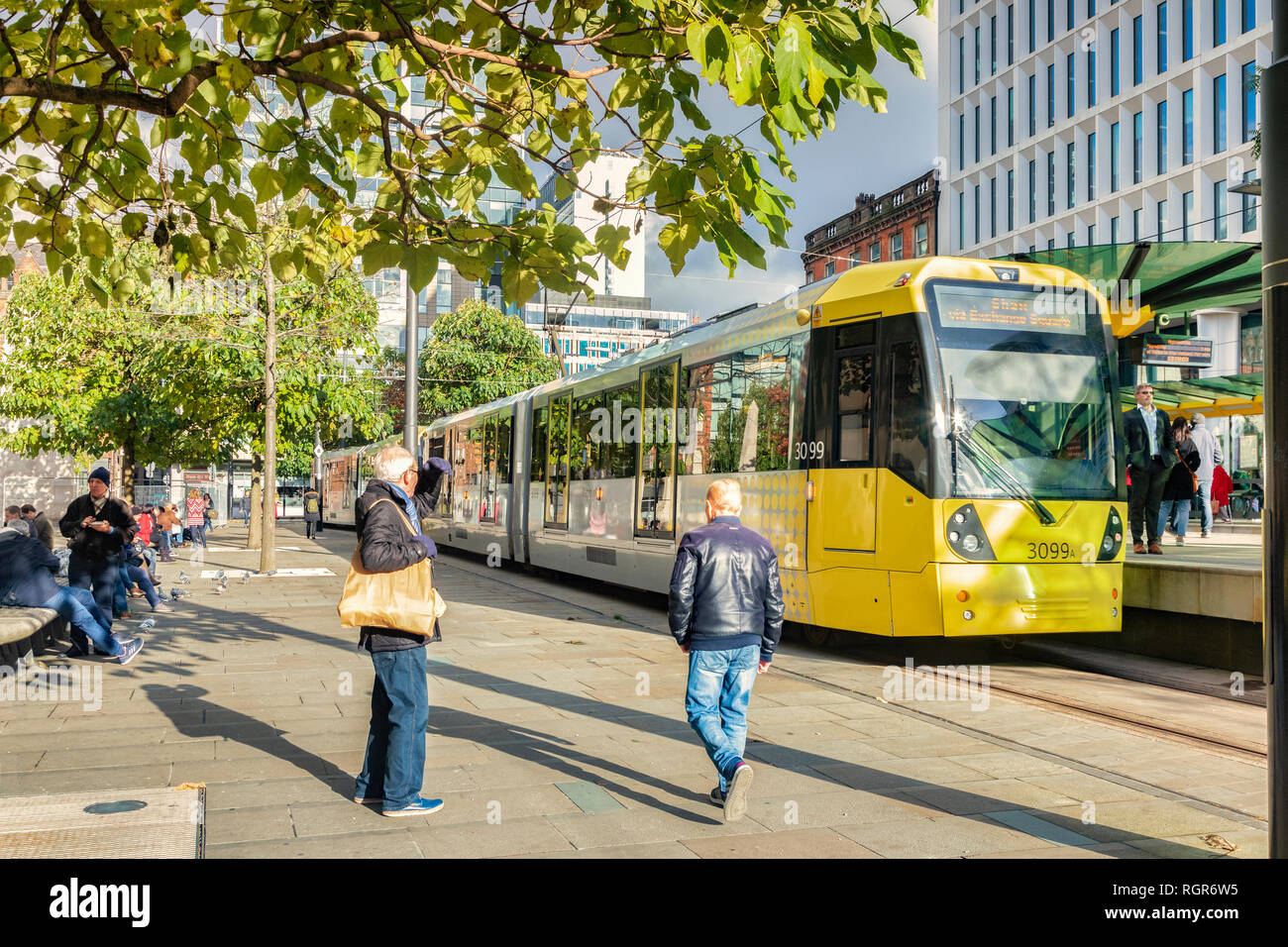 2. November 2018: Manchester, UK-Metrolink Tram auf dem Petersplatz im Herbst Sonnenschein. Stockfoto