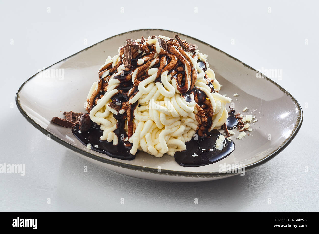 Spaghetti Eis Dessert mit süße Schokolade Sauce Stockfotografie Alamy