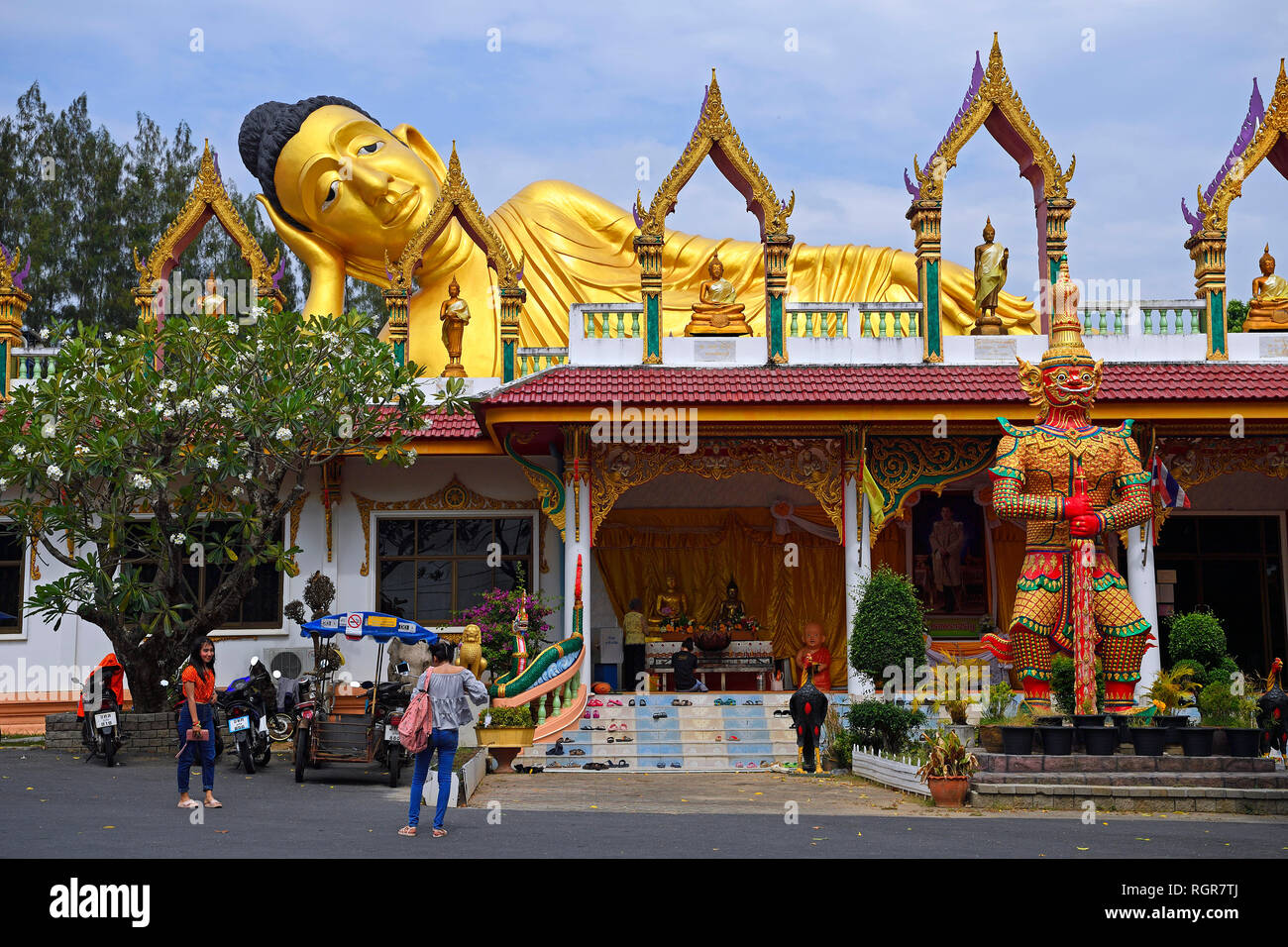 Liegender goldener Buddha, Tempel Wat Sri Sunthon, Phuket, Thailand Stockfoto