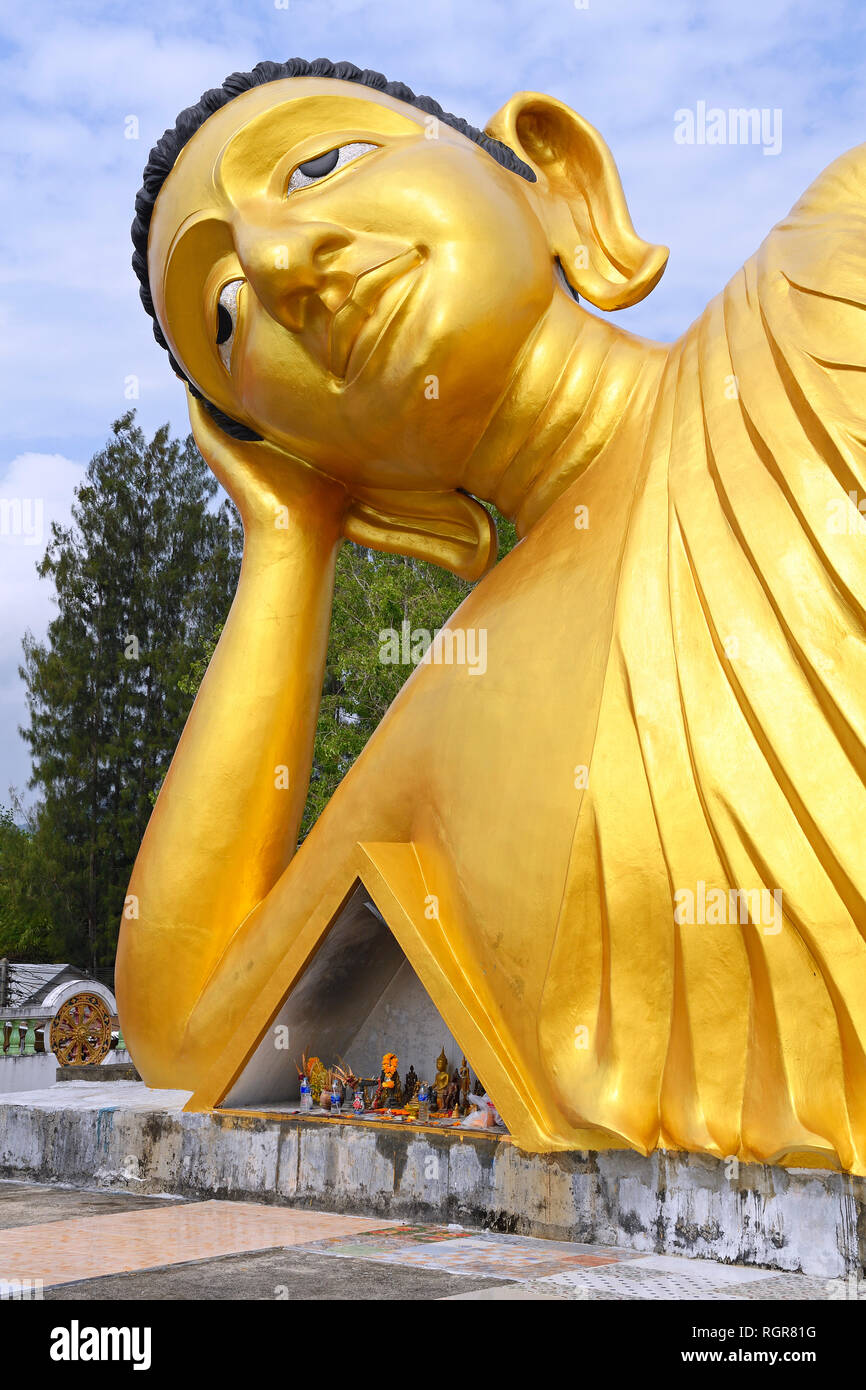 Liegender goldener Buddha, Tempel Wat Sri Sunthon, Phuket, Thailand Stockfoto