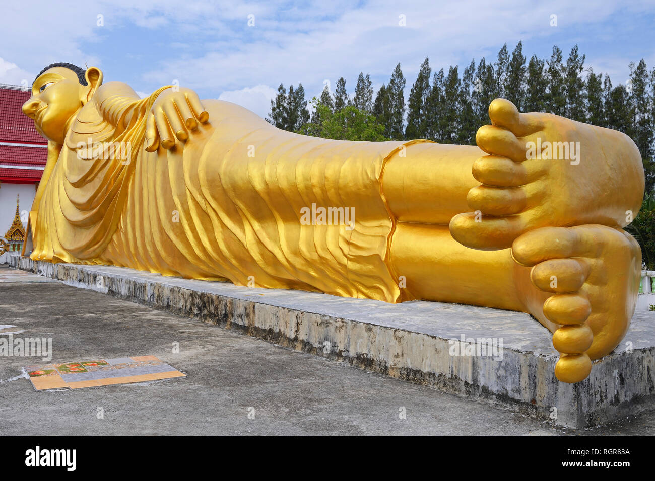 Liegender goldener Buddha, Tempel Wat Sri Sunthon, Phuket, Thailand Stockfoto