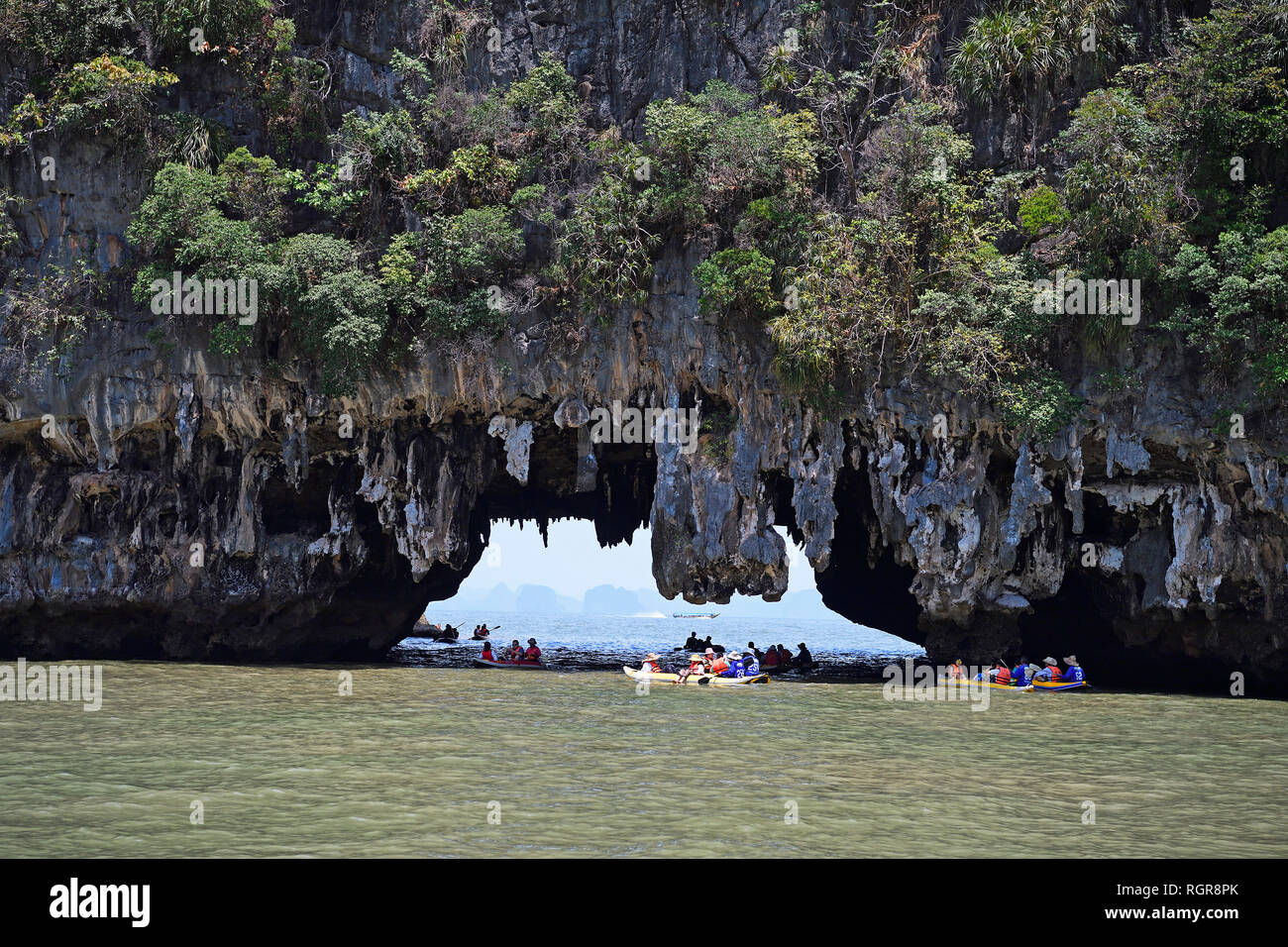 Touristen mit Kanu, erodierte Kalksteinfelsen, Bucht von Phang Nga, Thailand Stockfoto