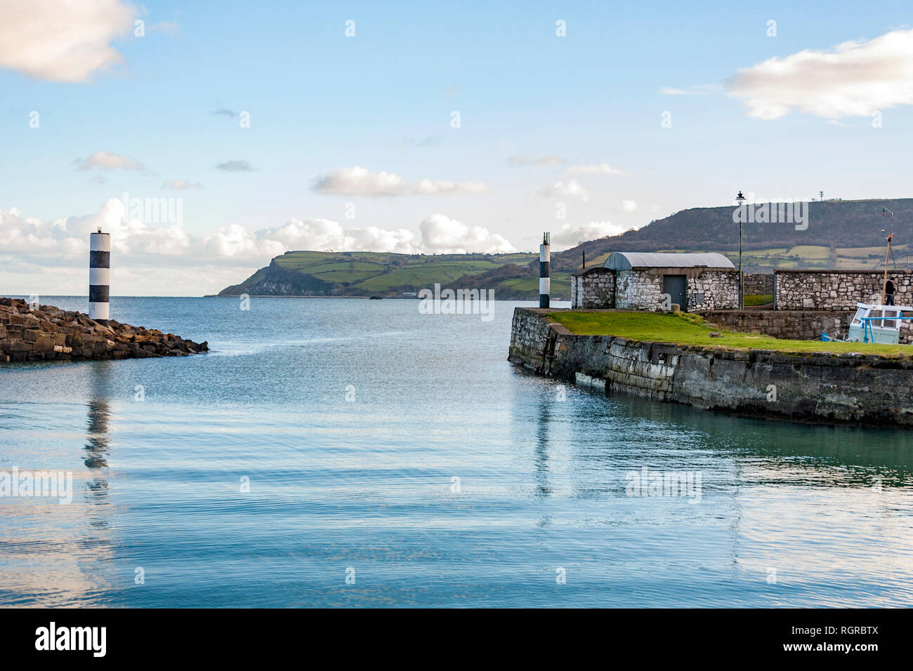 Malerische Hafen an den Ufern des Carnlough Bay. Typisches Dorf in Nordirland. Stockfoto