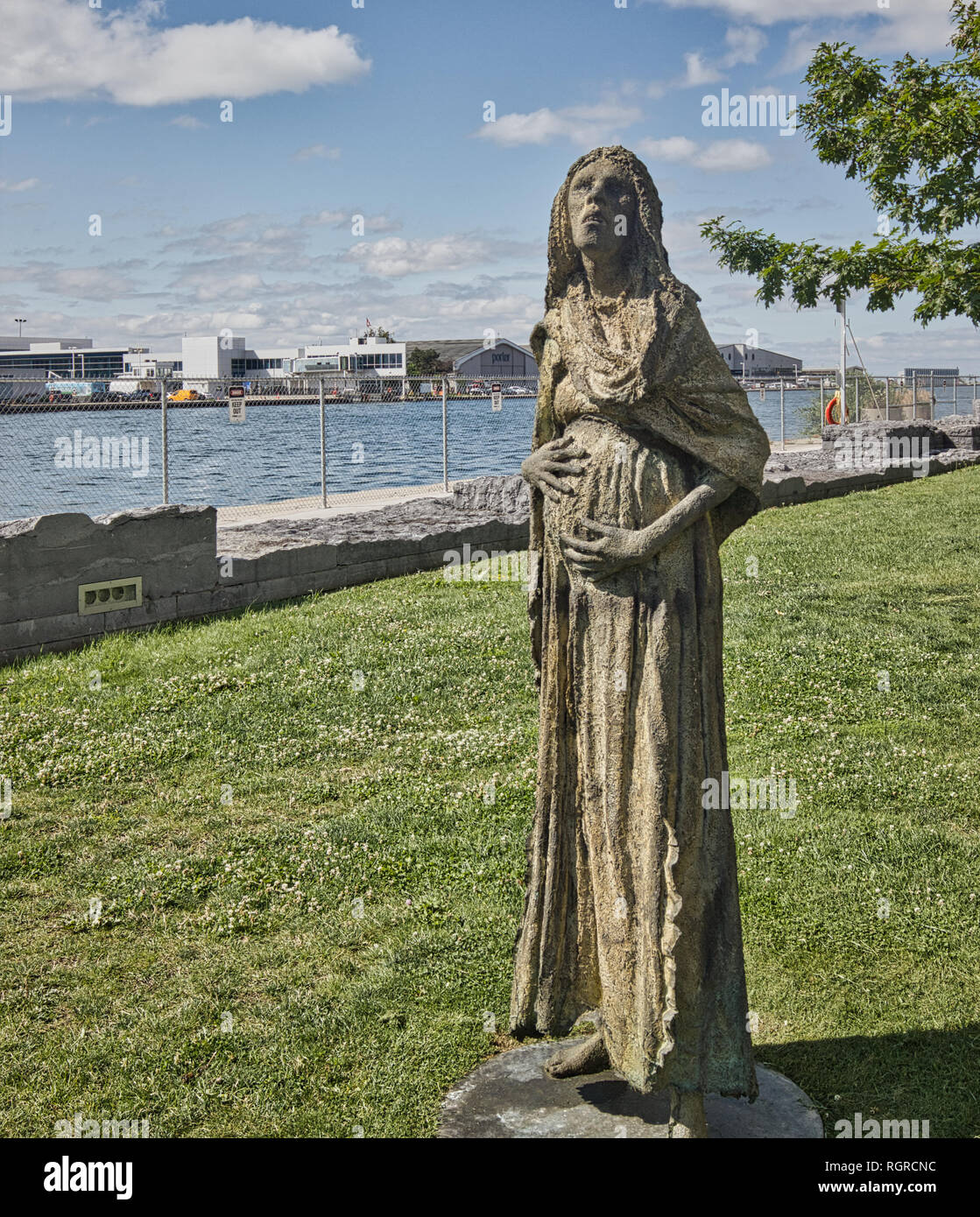 Bronze Skulptur von Schwangeren irischen Immigranten aus der Großen Hungersnot von 1847, Irland Park, Toronto, Ontario, Kanada Stockfoto