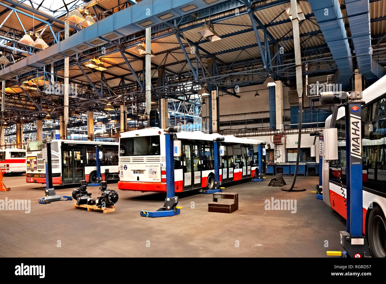 Busse in Workshops in Depot Hostivar, Prag Stockfoto