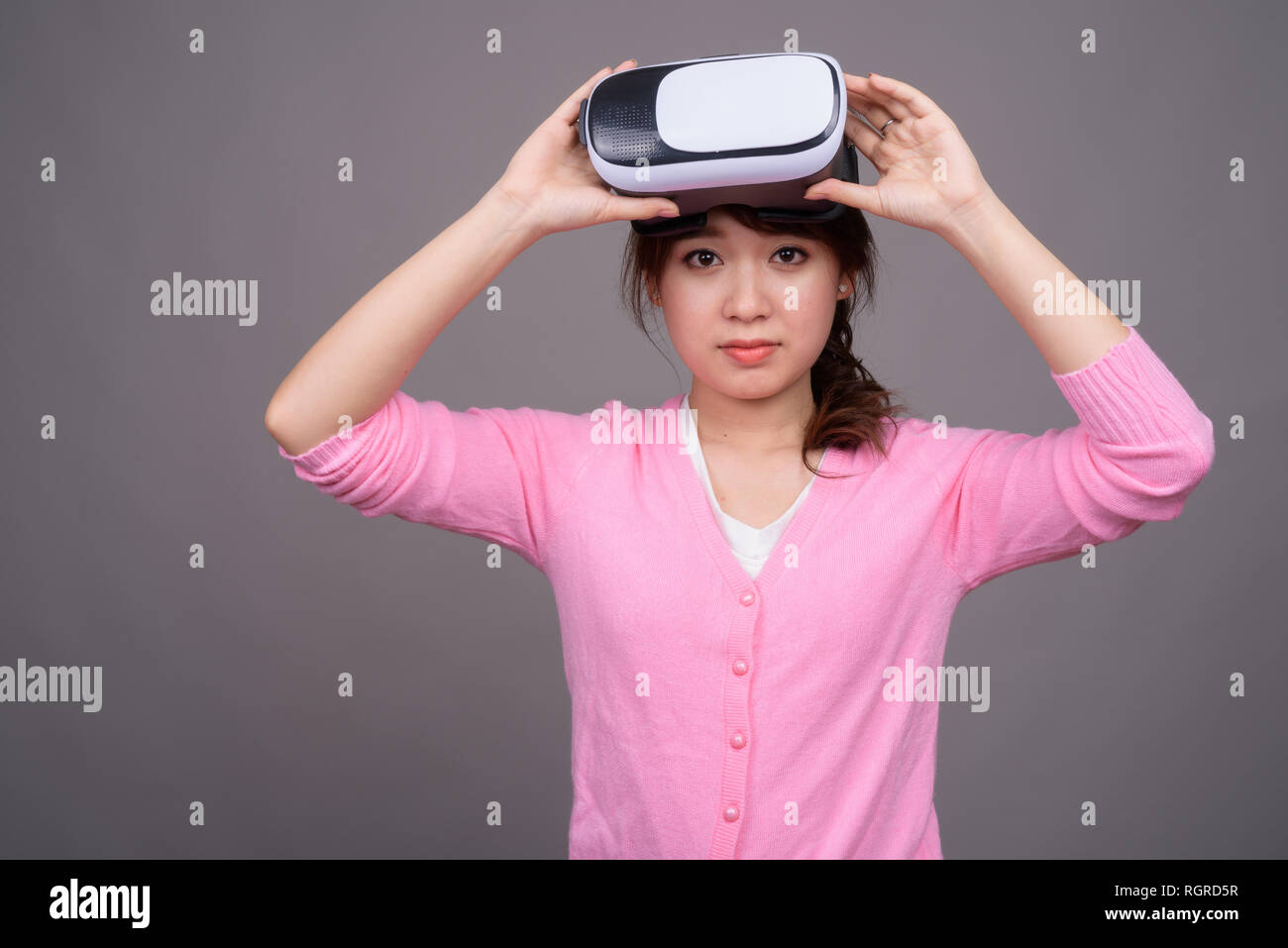 Junge asiatische Frau mit Virtual Reality VR-Brille Stockfoto