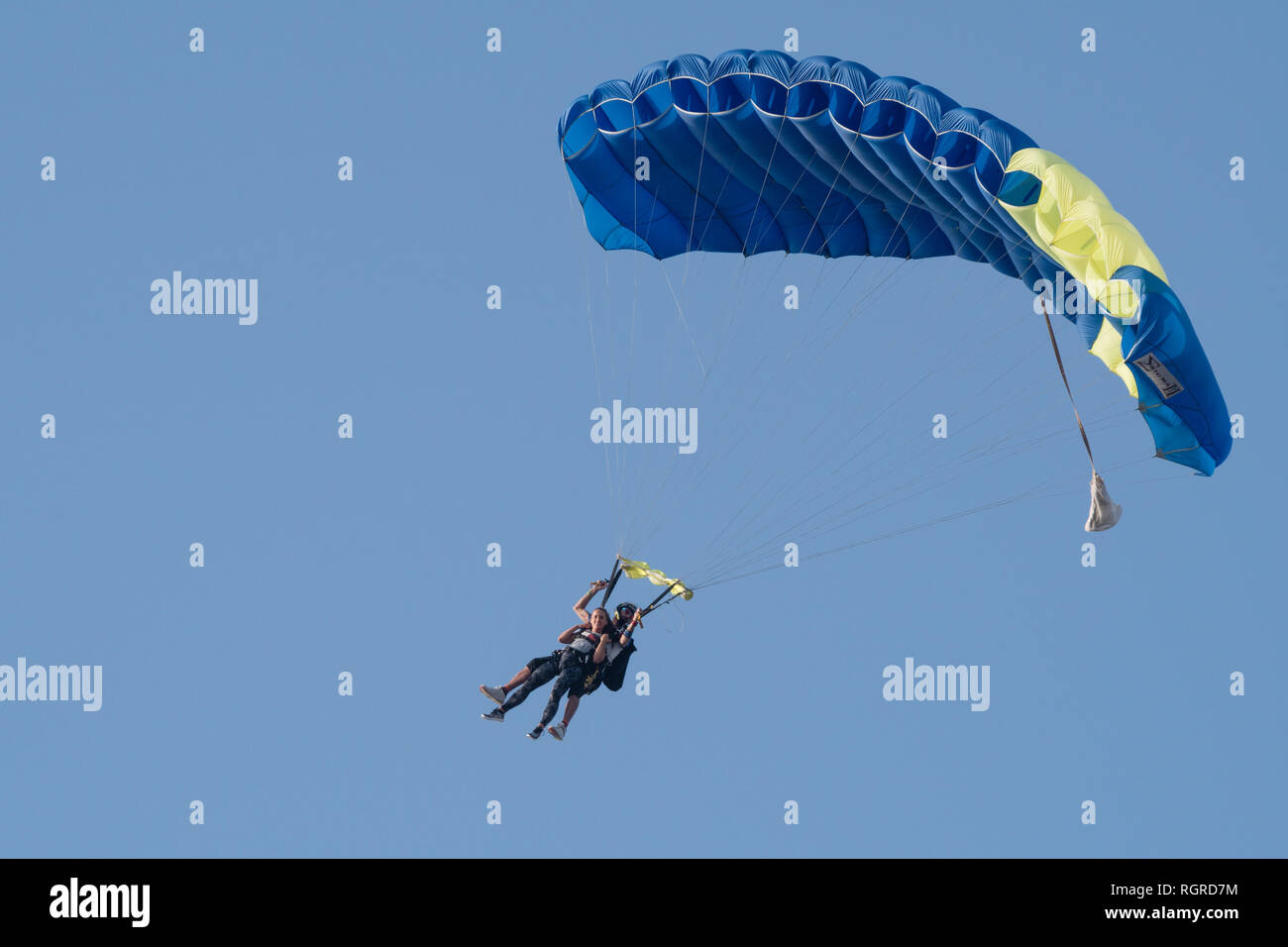 DUBAI, VAE - 16. Februar 2018: Tandem Fallschirmspringen Fallschirmspringer ausführen mit fallschirme öffnen und blauer Himmel in Dubai, VAE Stockfoto