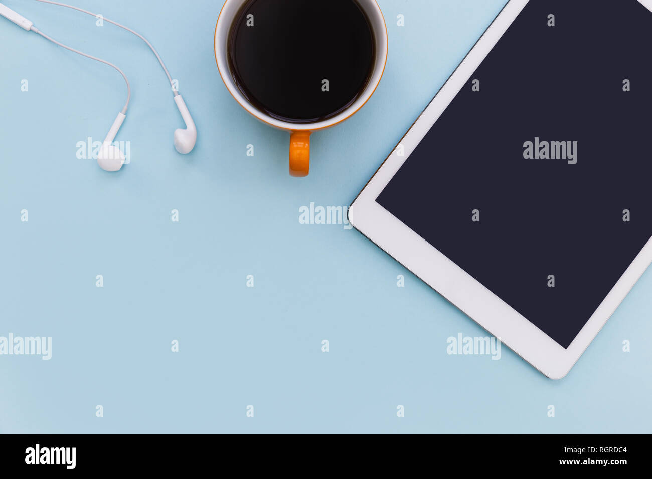 Weiß Tablet Computer mit Kaffeetasse auf blau Farbe Hintergrund Stockfoto