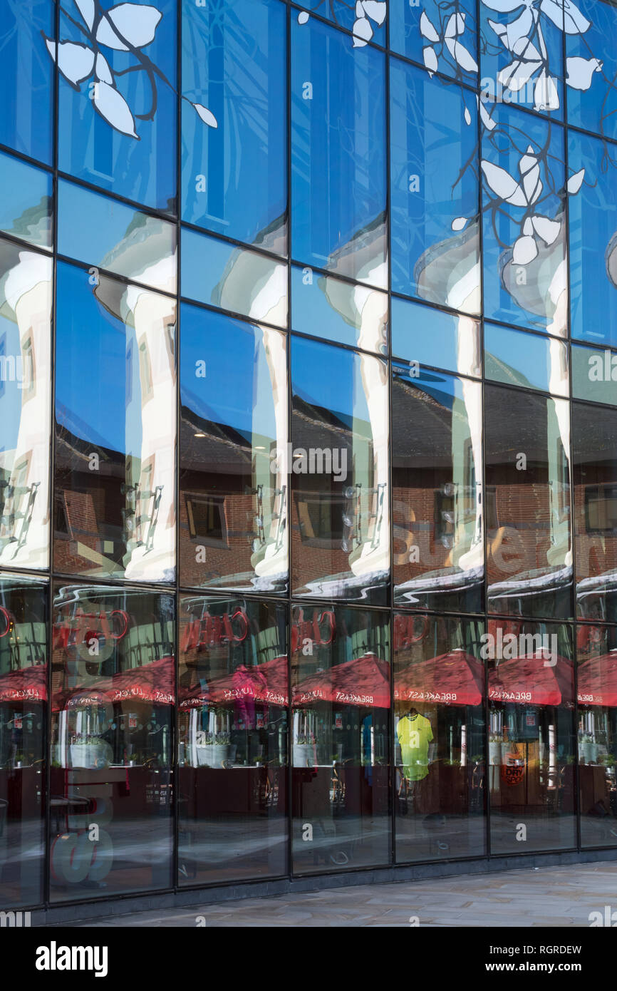 Bunte Reflexionen in den Fenstern der modernen Pfauen Einkaufszentrum in Jubilee Square in Woking, Surrey, Großbritannien Stockfoto