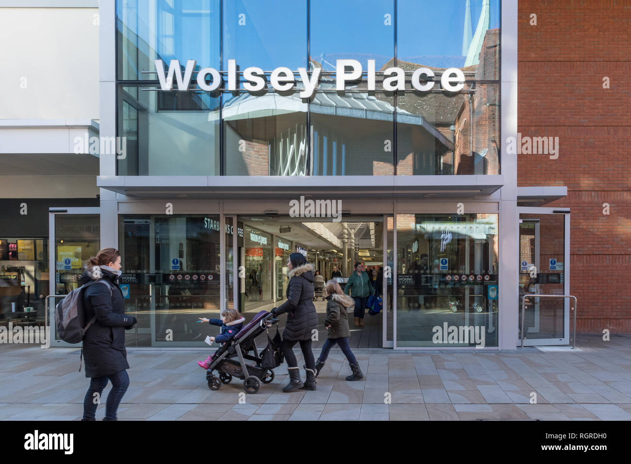 Eingang zu Wolsey Ort Einkaufszentrum in Woking Stadtzentrum mit Käufern vorbei gehen, Surrey, Großbritannien Stockfoto