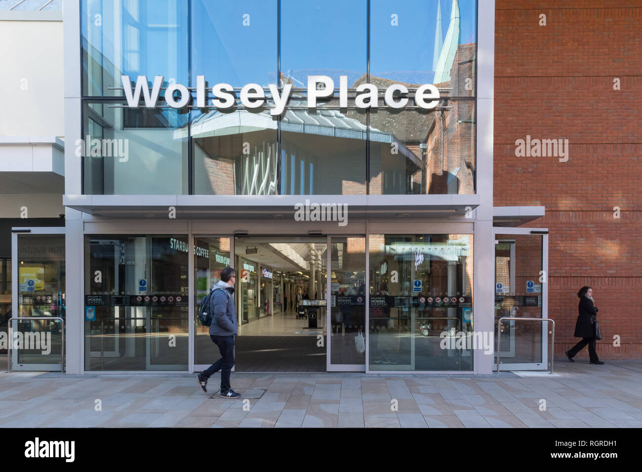 Eingang zu Wolsey Ort Einkaufszentrum in Woking Stadtzentrum mit Käufern vorbei gehen, Surrey, Großbritannien Stockfoto