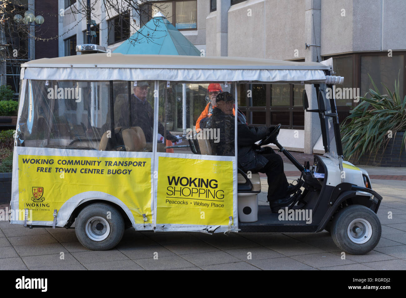 Die gemeinschaftliche Verkehrspolitik von Woking woking Borough Council, Stadtzentrum und Buggy, die Leute zu Einkaufszentren Stockfoto