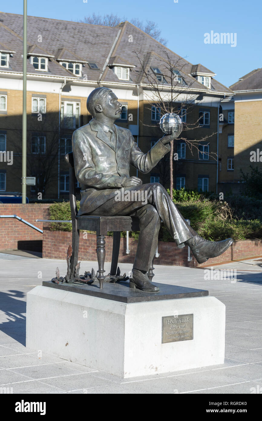 Statue des berühmten Thema HG Wells von Wesley W Harland an Victoria Gate in Woking, Surrey, Großbritannien. Stockfoto