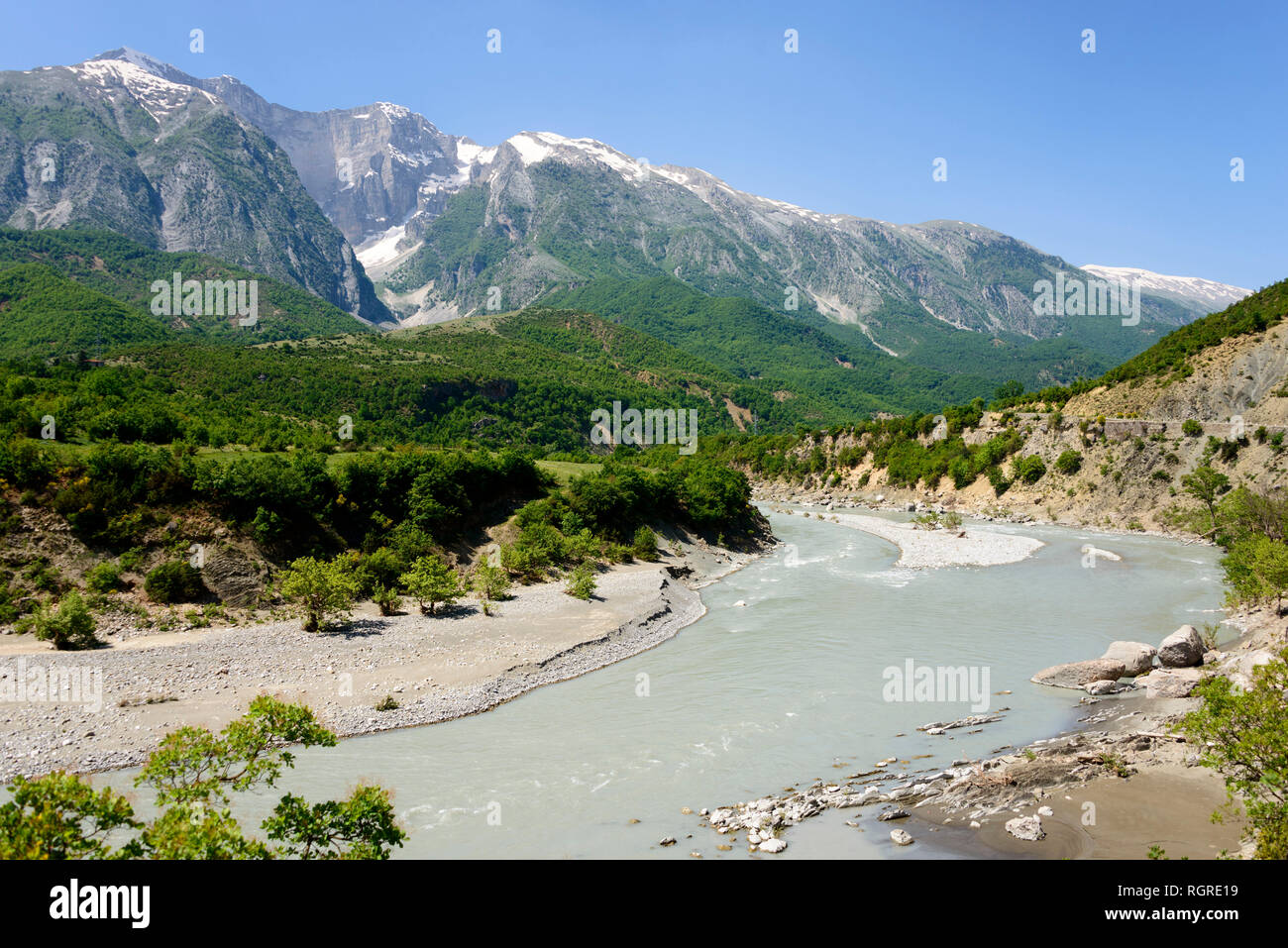 Fluss Vjosa in der Nähe von Stembec, SH 75, Berg Mali i Drites, Berge Nemeckes, Albanien Stockfoto