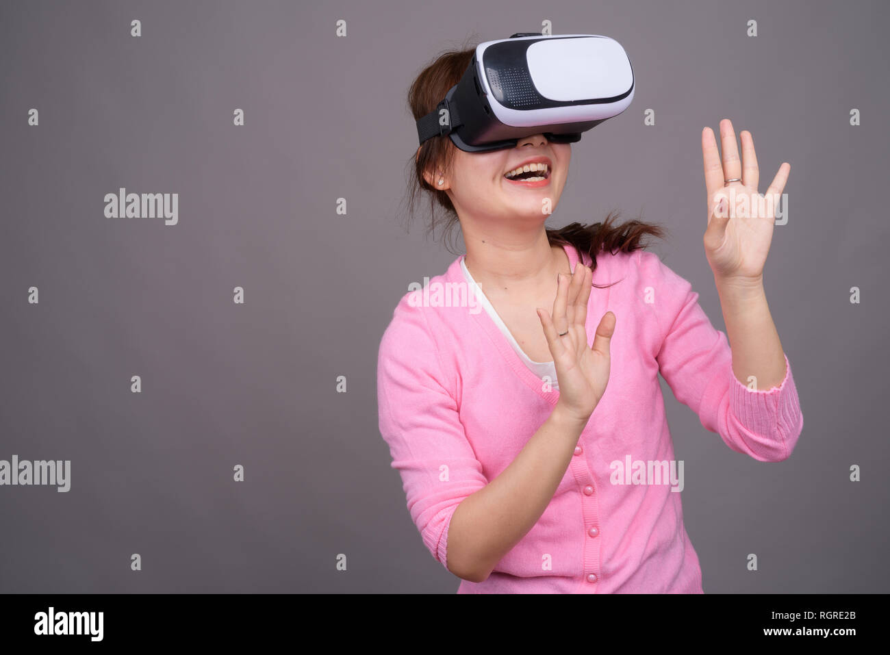 Junge asiatische Frau mit Virtual Reality VR-Brille Stockfoto