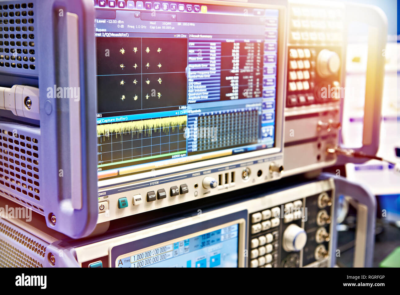 Digitale Spektrum Analyzer und Signal Generator im Labor Stockfoto
