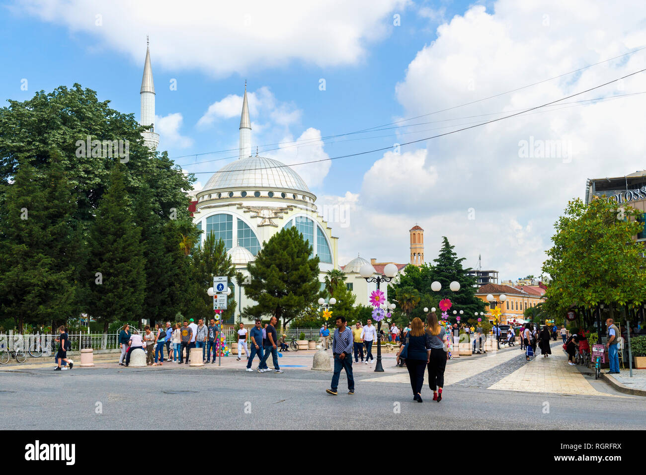 Die Fußgängerzone und die Ebu Beker Moschee, Shkodra, Albanien Stockfoto