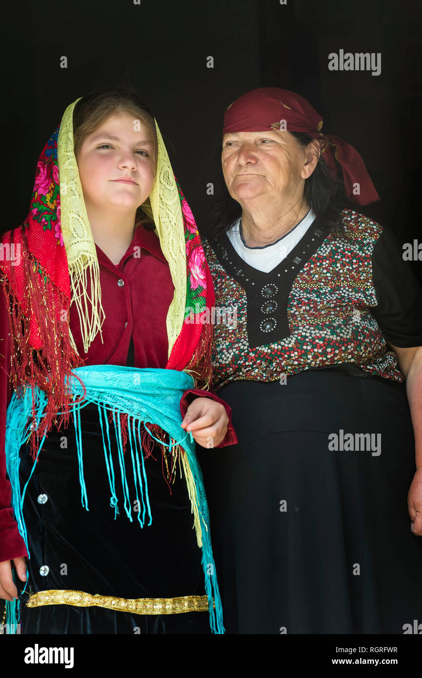 Großmutter und Enkelin in traditioneller Kleidung, Thethi Dorf Thethi Tal, Albanien Stockfoto