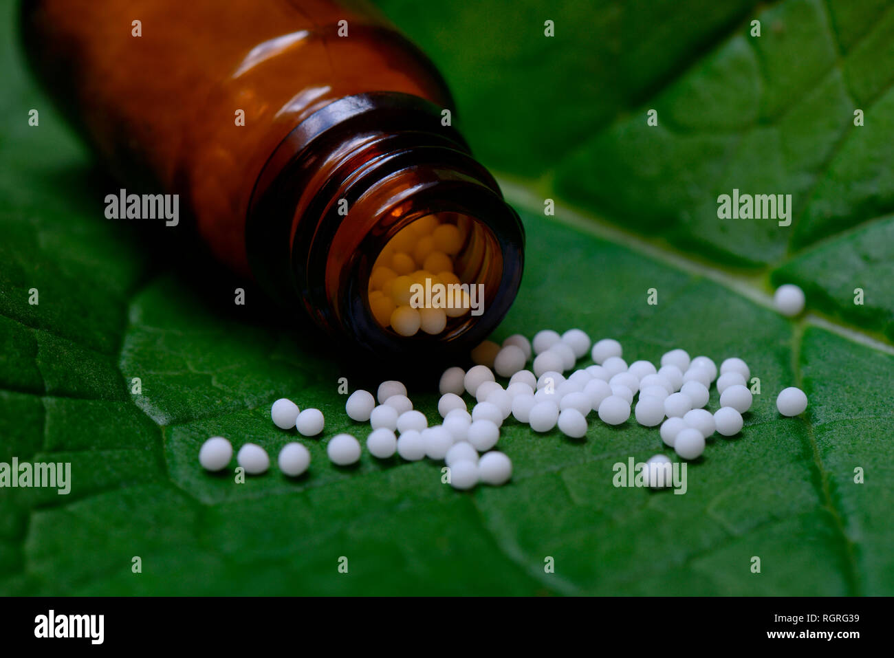 Globuli in Fläschchen Stockfoto