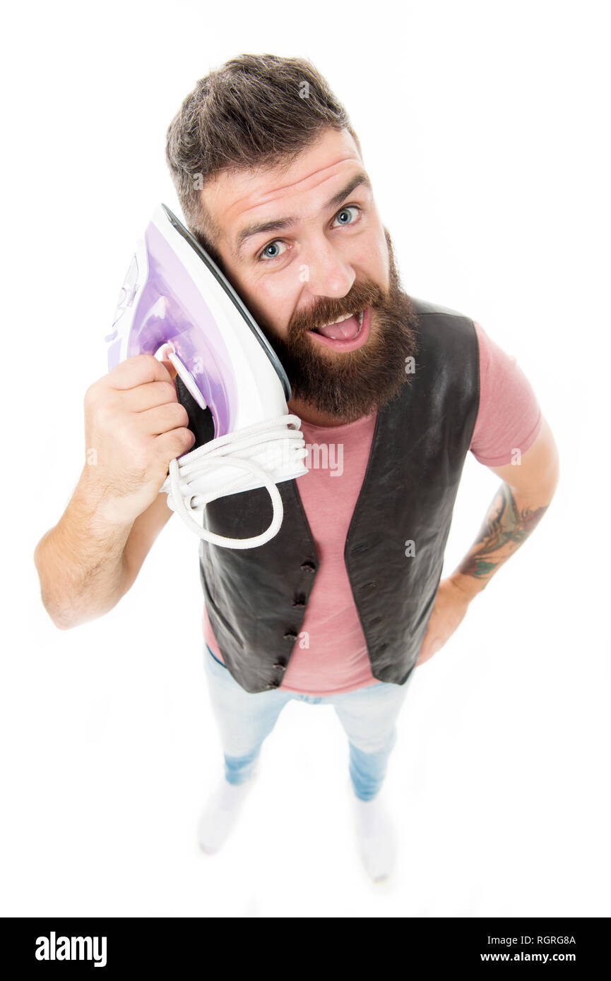 Mann sprechen Eisen als Telefon isoliert weißer Hintergrund. Falsche Kommunikation. Bärtige Hipster mit Eisen statt. Call Haushalt Service. Mobile Kommunikation Konzept. Mehr Kommunikation. Stockfoto