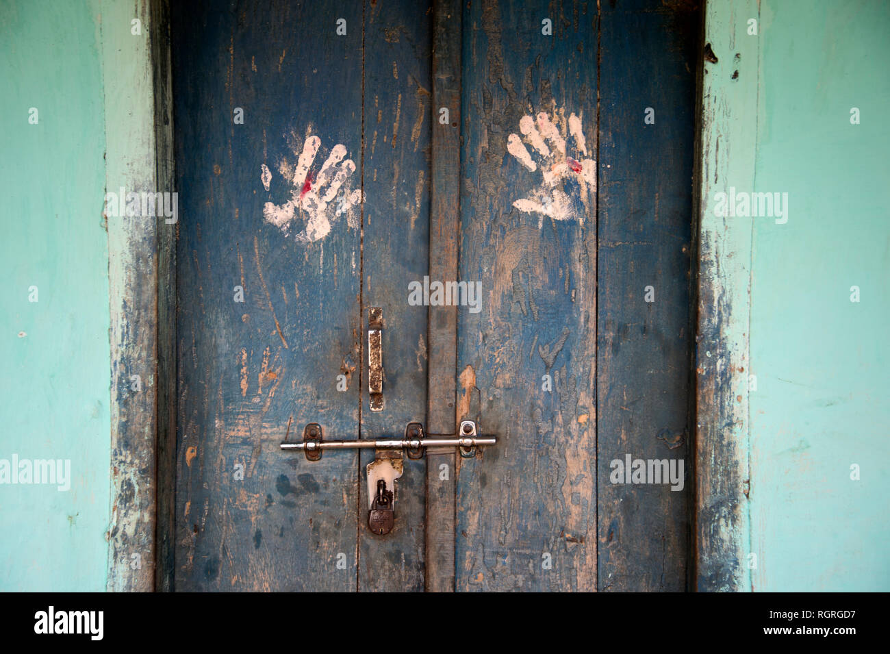 Indien. Bihar. Katari nahen Dorf. Weiß Handabdrücke auf einer blauen Tür. Stockfoto