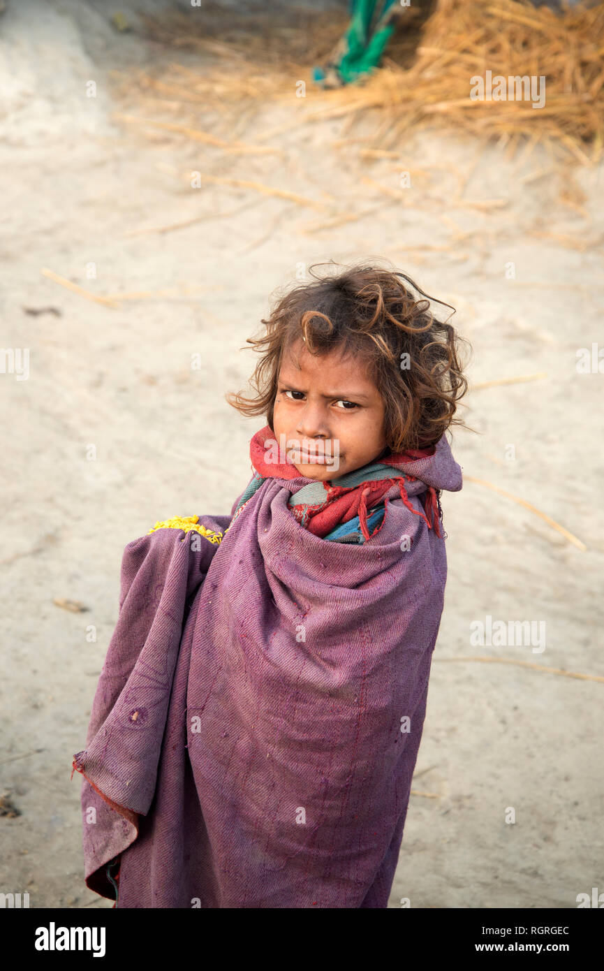 Indien. Bihar. Busman Dorf. Ein Kind zu Fuß ihr Frühstück zu erhalten. Stockfoto