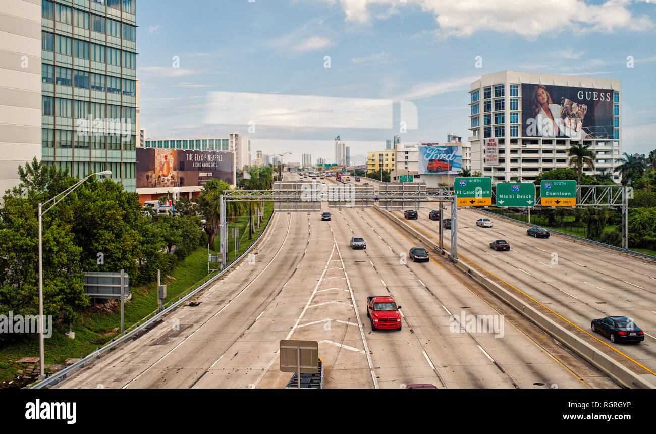 Miami, USA 30. Oktober 2015 Autobahn oder Fahrbahn mit Autos und