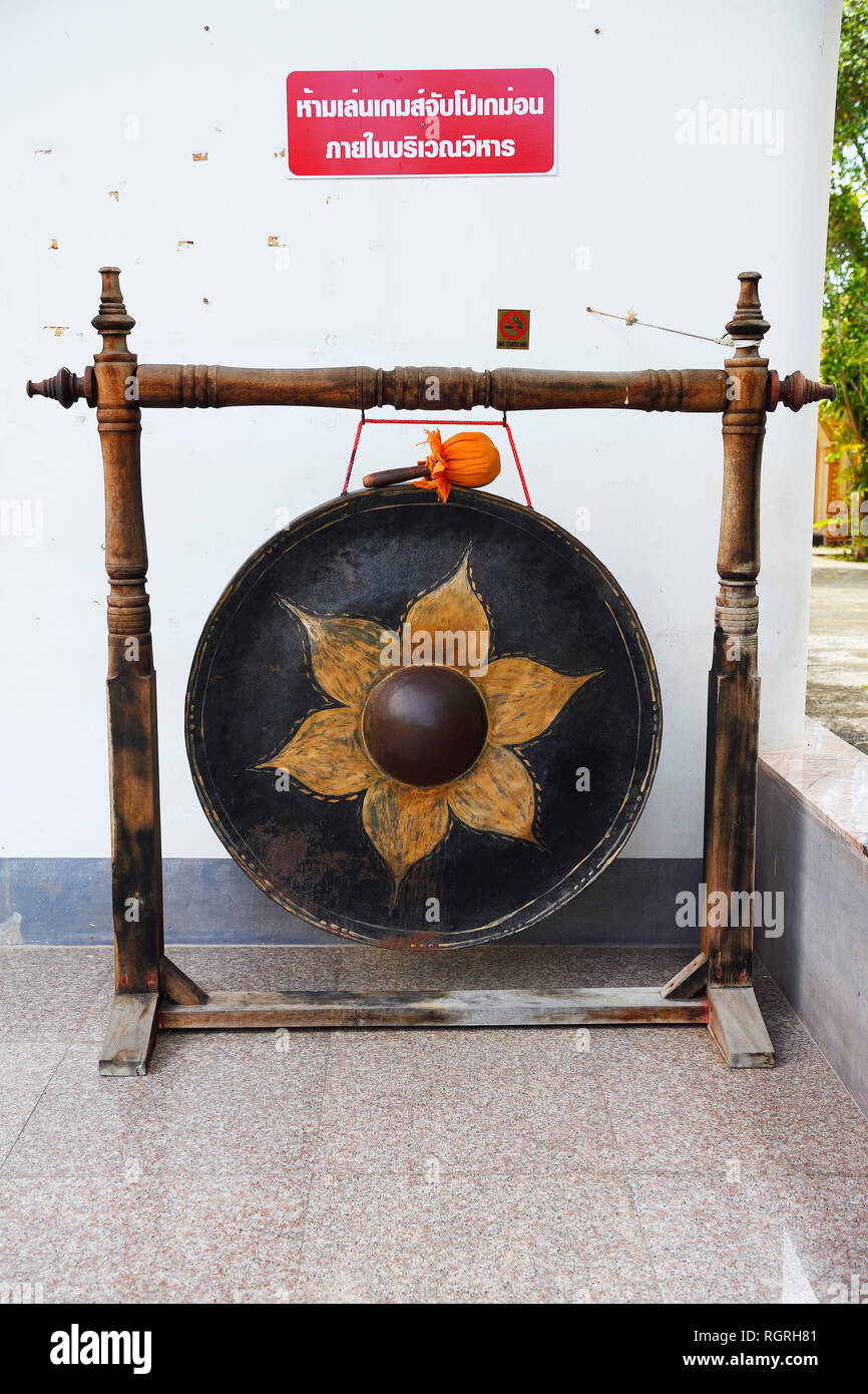 Historischer Gong, Tempel Wat Phra Thong, Phuket, Thailand Stockfoto