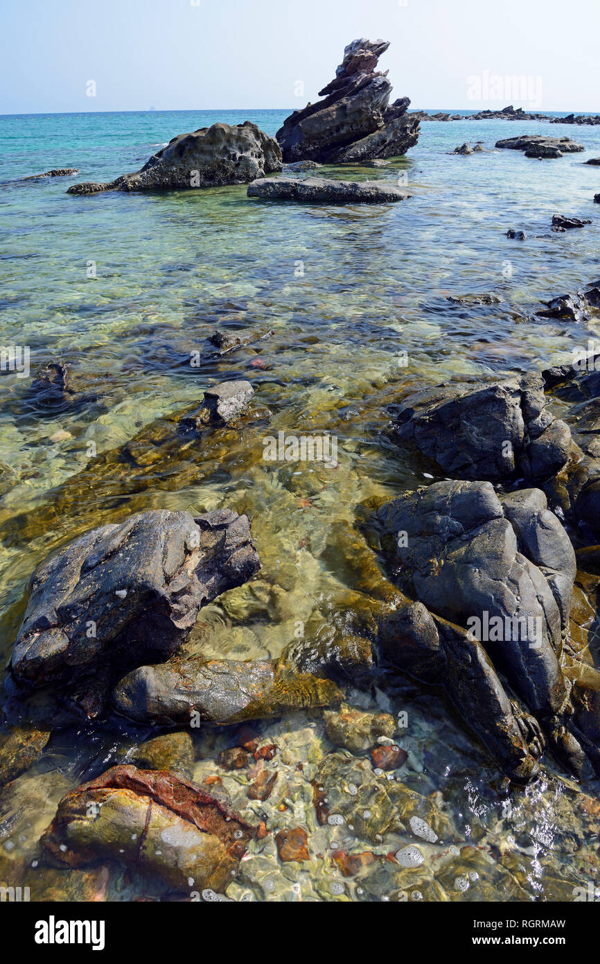 Strand mit Kalksteinfelsen, Koh Khai Island, Thailand Stockfoto