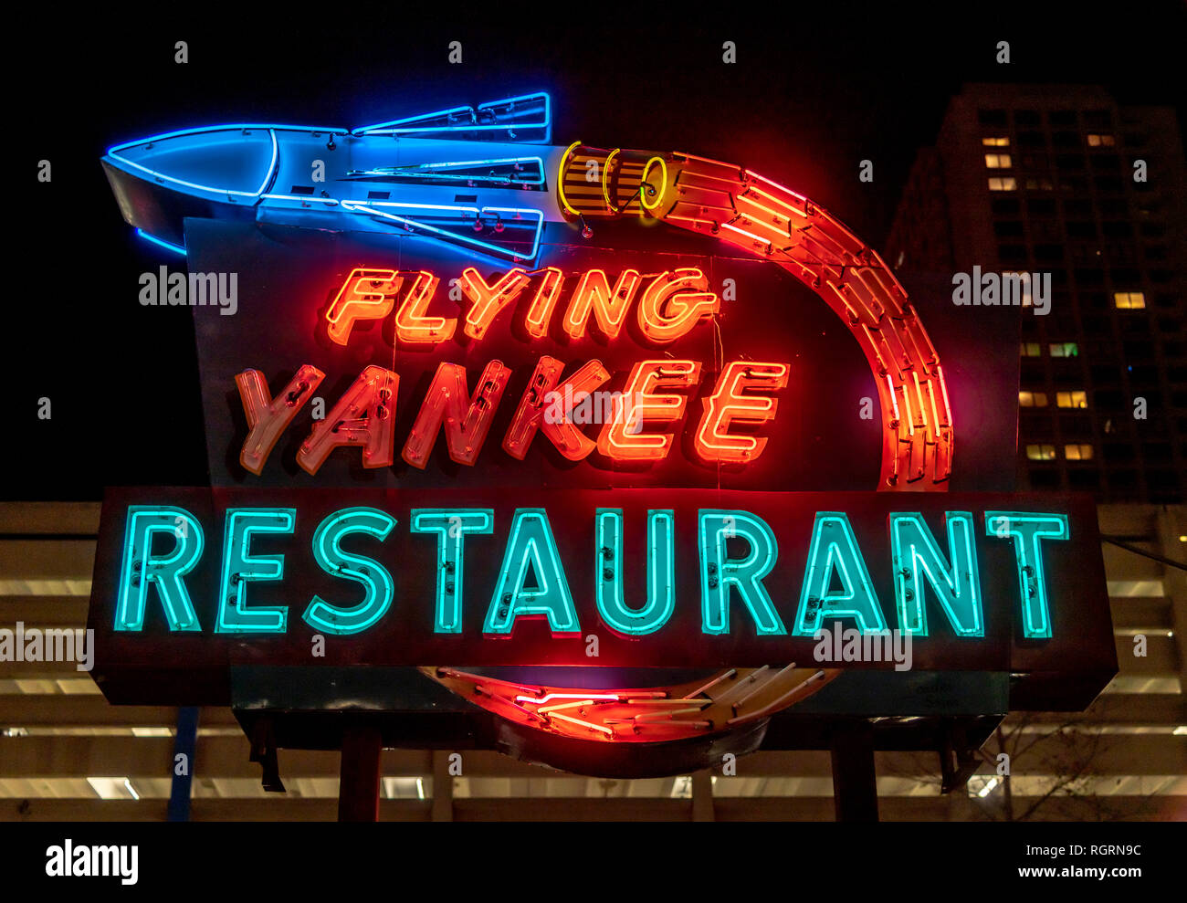 Flying Yankee Restaurant Leuchtreklame Schuß in der Nacht mal in Boston. Zusammen mit anderen Zeichen auf Rose Fitzgerald Kennedy Greenway erhalten. Stockfoto