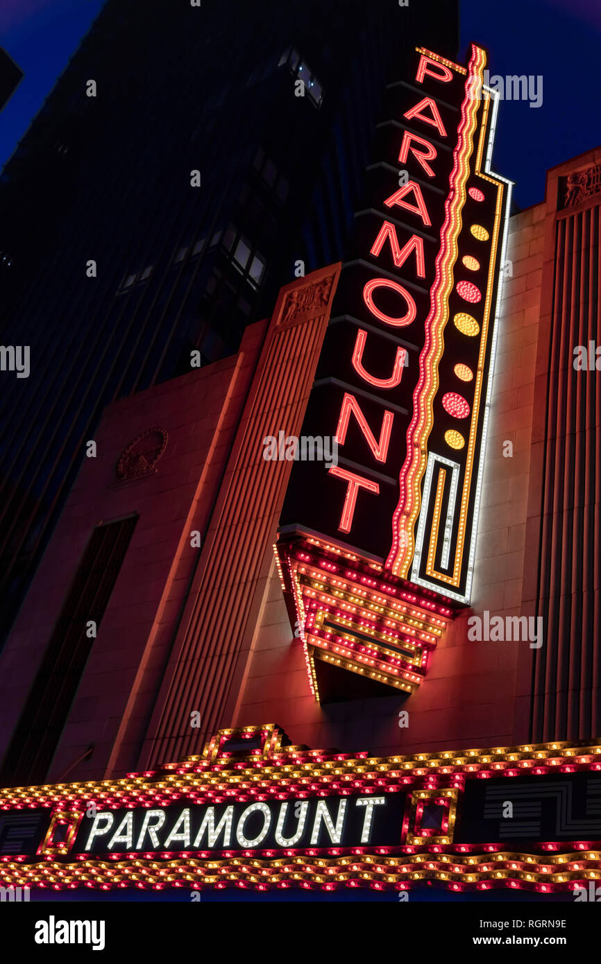 Leuchtreklamen im Paramount Theater und Kino in der Nacht in Boston. Stockfoto