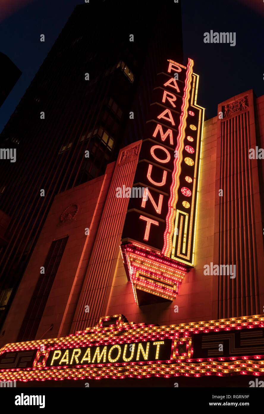 Leuchtreklamen im Paramount Theater und Kino in der Nacht in Boston. Stockfoto